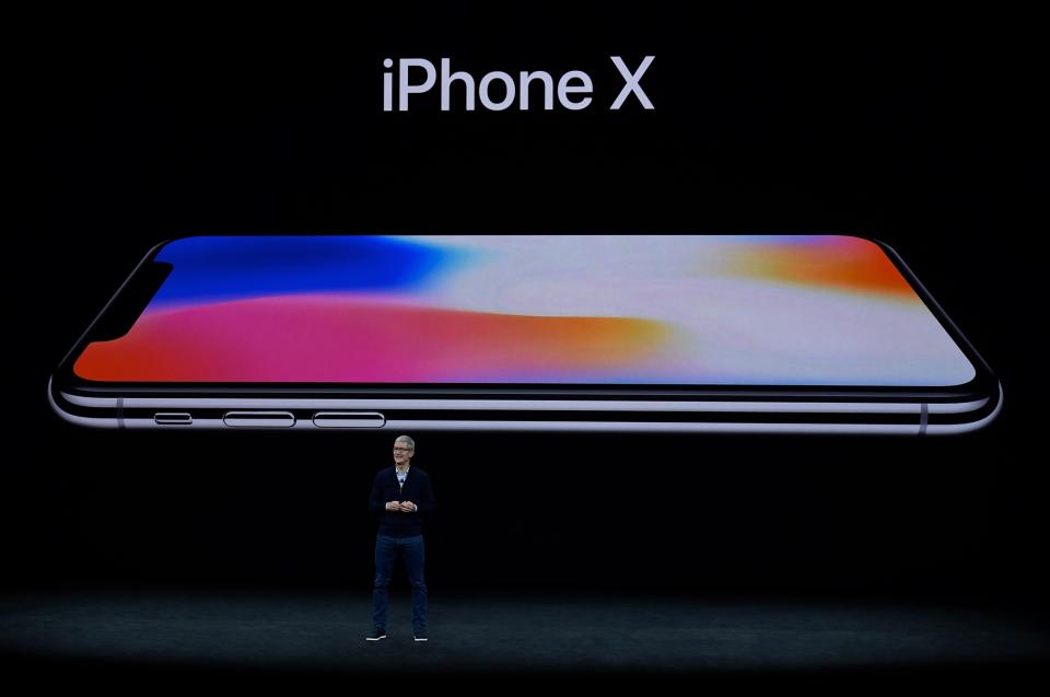 <p>Por quinto año consecutivo, Apple supera a Google en la parte más alta de la lista de Interbrand. Su tan esperado iPhone X –lanzado para celebrar el décimo aniversario del smartphone más vendido del mundo– fue presentado a principios de este mes con precios cercanos a los 1.000 dólares en algunas de sus versiones. Valorada en 184.000 millones de dólares (+3%) (Qi Heng / <em>VCG</em>). </p>