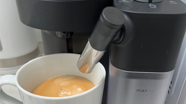  Using the Nespresso Vertuo Lattissima machine to create a frothy coffee. 