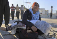 <p>A woman mourns as she holds the body of her daughter, who died in an earthquake, in Sarpol-e-Zahab, western Iran, Nov. 13, 2017. (Photo: Mosleh Pirkhezranian/Islamic Republic News Agency, via AP) </p>