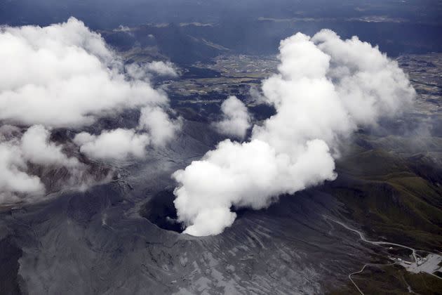 <p>Le volcan Aso, situé sur l'île de Kyushu au Japon, est entré en éruption mercredi.</p>