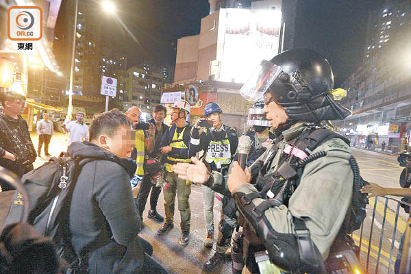 市民隨街與警員爭拗已成為常態。