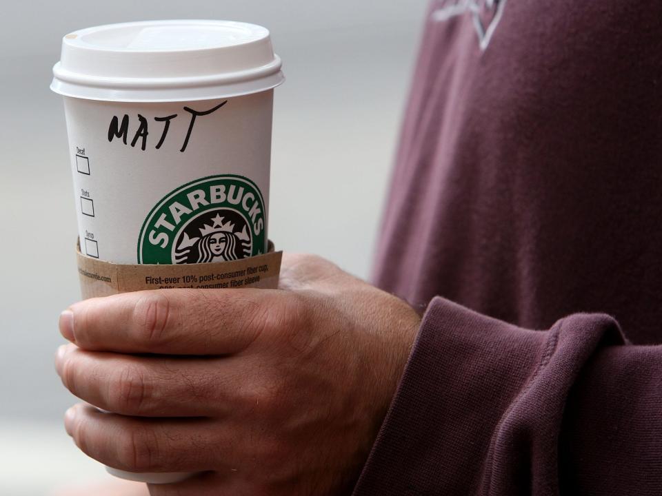 Der Ex-Barista verriet zum Beispiel, dass Starbucks das Essen nicht selbst herstellt. - Copyright: Justin Sullivan/Getty Images