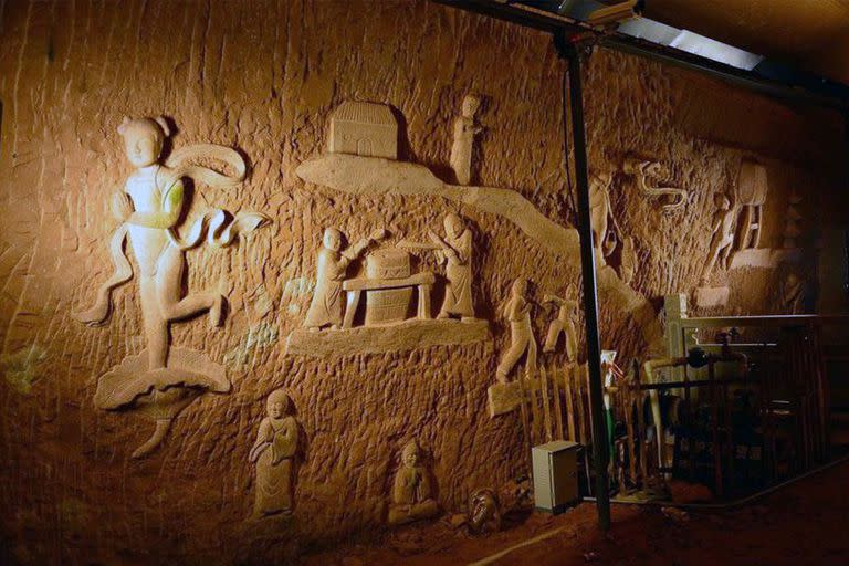 Grabados en la entrada de una de las 24 cuevas de Longyou