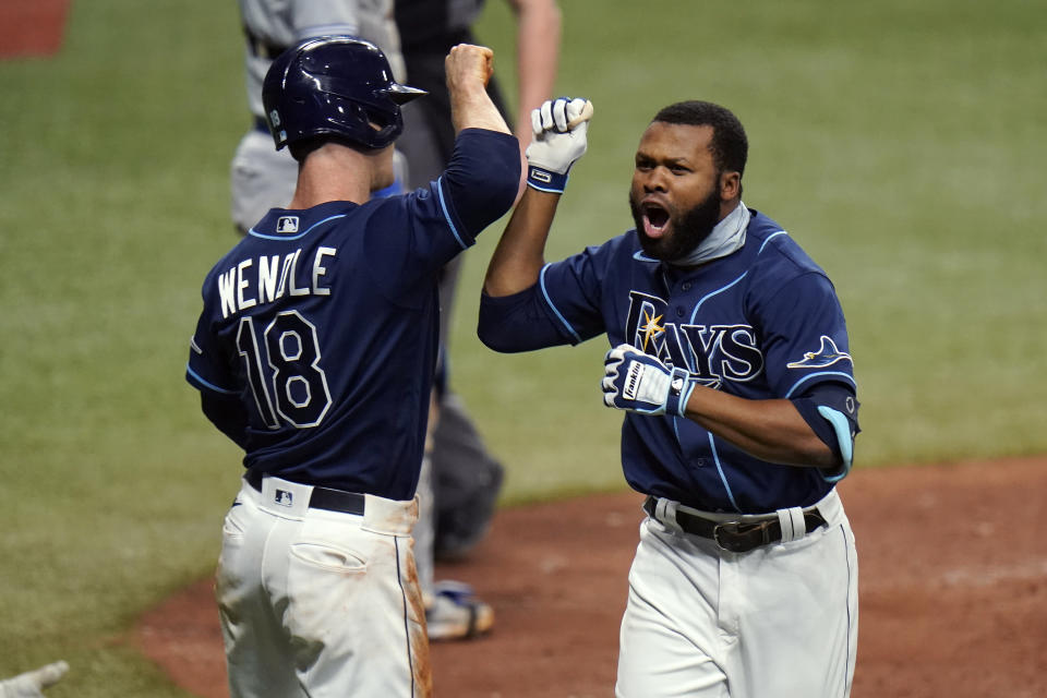 El dominicano Manuel Margot (derecha), de los Rays de Tampa Bay, festeja con su compañero Joey Wendle, luego de conectar un jonrón de dos carreras en el primer juego de la serie de comodines ante los Azulejos de Toronto, el miércoles 29 de septiembre de 2020 (AP Foto/Chris O'Meara)