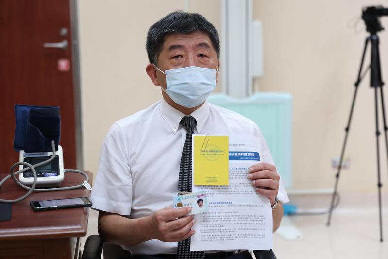 衛福部長陳時中22日在台大醫院施打AZ疫苗，日前曾出現不良反應。（衛福部提供）