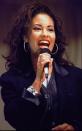 <p>Selena Quintanilla tenía apenas 23 años cuando fue asesinada el 31 de marzo de 1995. La texana de origen mexicano era una de las reinas del tex-mex y la ranchera y, su muerte, a consecuencia de un disparo por la espalda causó un enorme impacto. (Foto: George Gongora-Corpus Christi Caller-Times / AP). </p>