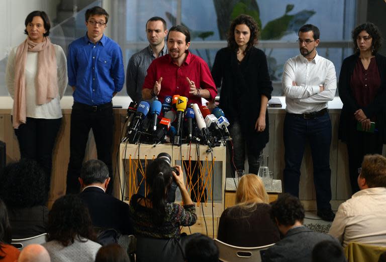 Leader of Podemos Pablo Iglesias (C) speaks during a press conference in front of party members in Madrid on January 26, 2015