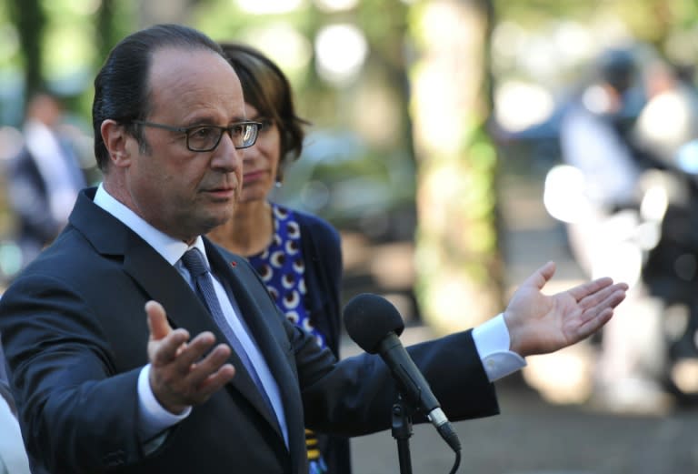 French President Francois Hollande holds a press conference after visiting a Shelter and Orientation center for migrants on September 24, 2016 in Tours