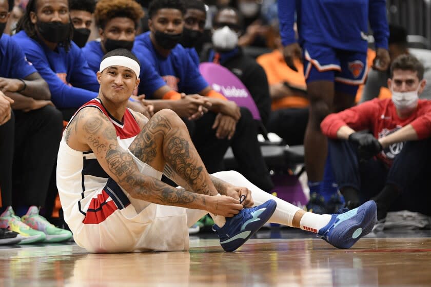 Washington Wizards forward Kyle Kuzma (33) ties his shoe