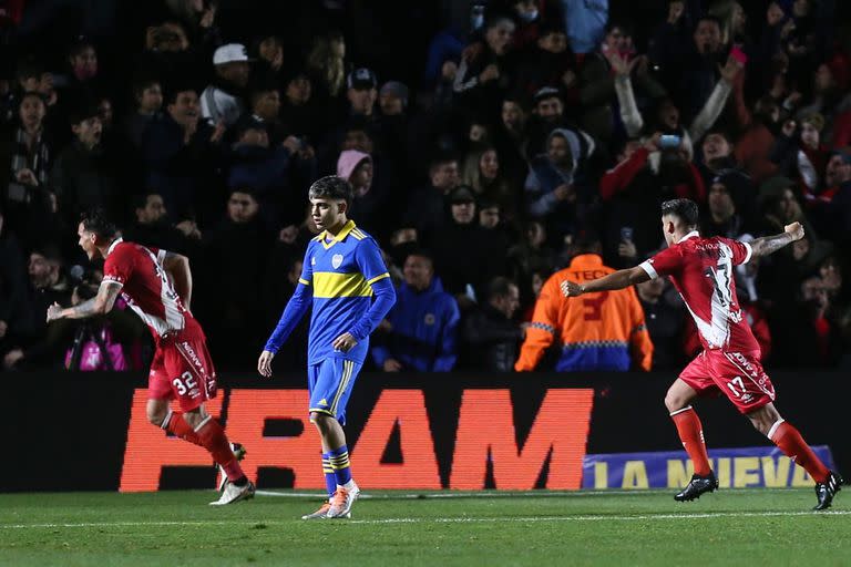 Exequiel Zeballos, en medio del festejo de Nicolás Reniero y Franco Moyano en uno de los goles de Argentinos.