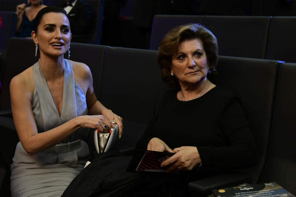 En 2009, Penélope Cruz affirme au quotidien espagnol <em>El Pais</em> qu’elle a du mal à s’acclimater à Los Angeles, préférant désormais partager sa vie entre New York et Madrid. La raison de cette décision : elle avoue s’être sentie "<em>très seule</em>" dans la Cité des Anges, une ville "<em>obsédée par l’industrie</em>" du septième art où certaines personnes manquent de franchise. La star veut également être le plus près possible de ses proches, et plus particulièrement de sa mère Encarna, son modèle. Interrogée par <em>Elle </em>en 2018, l'actrice clame une nouvelle fois son amour pour son pays natal. "<em>J'aime l'Espagne, j'aime Madrid. Dans la rue, les gens sont ouverts, chaleureux. À Los Angeles, le fait de se déplacer en voiture tout le temps crée une certaine distance entre les personnes</em>", déclare-t-elle. <em>(Photo by JAVIER SORIANO/AFP via Getty Images)</em>