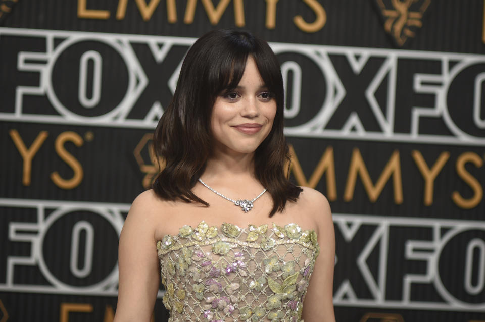 Jenna Ortega llega a la 75a edición de los Premios Emmy el lunes 15 de enero de 2024 en el Teatro Peacock de Los Ángeles. (Foto Richard Shotwell/Invision/AP)