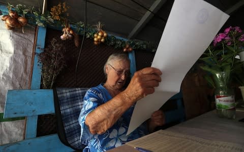 Zinaida Kaplynenko reads her ballot paper - Credit: Zenkovich/Tatania