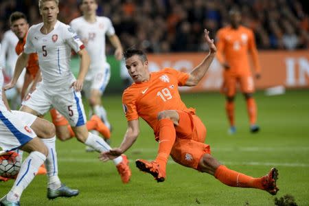 Robin van Persie of the Netherlands falls during the match against Czech Republic during their Euro 2016 group A qualifying soccer match in Amsterdam, Netherlands October 13, 2015. REUTERS/Toussaint Kluiters/United Photos