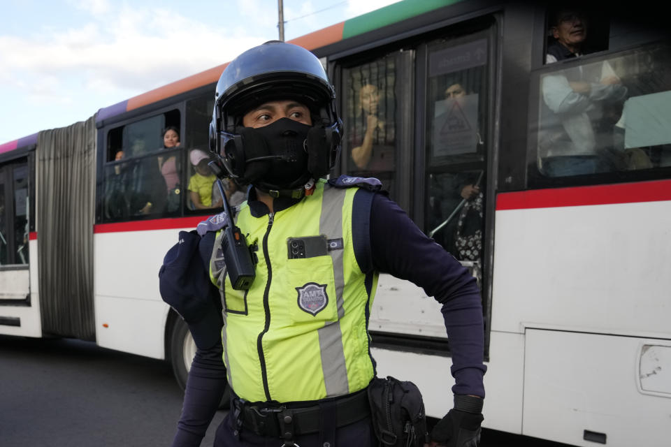 Los pasajeros de un bus esperan ante una vía cerrada durante una protesta en contra del gobierno el miércoles 12 de junio de 2024. (AP Foto/Dolores Ochoa)