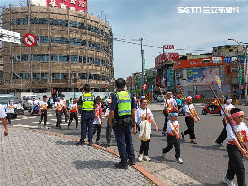 淡水警方在現場協助維持秩序，並開出1百多張未帶安全帽罰單。（圖／翻攝畫面）