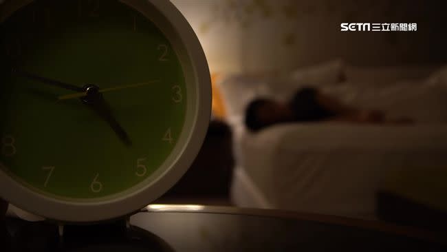 過去有研究揭露，「開小夜燈睡覺」對女性所造成的影響。（圖／資料照）