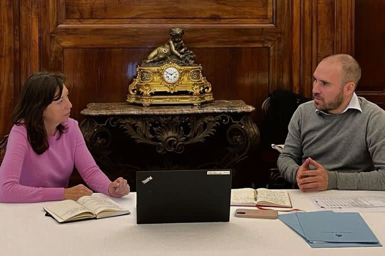 Julie Kozack y Martín Guzmán, en un encuentro en la embajada argentina en Washington.