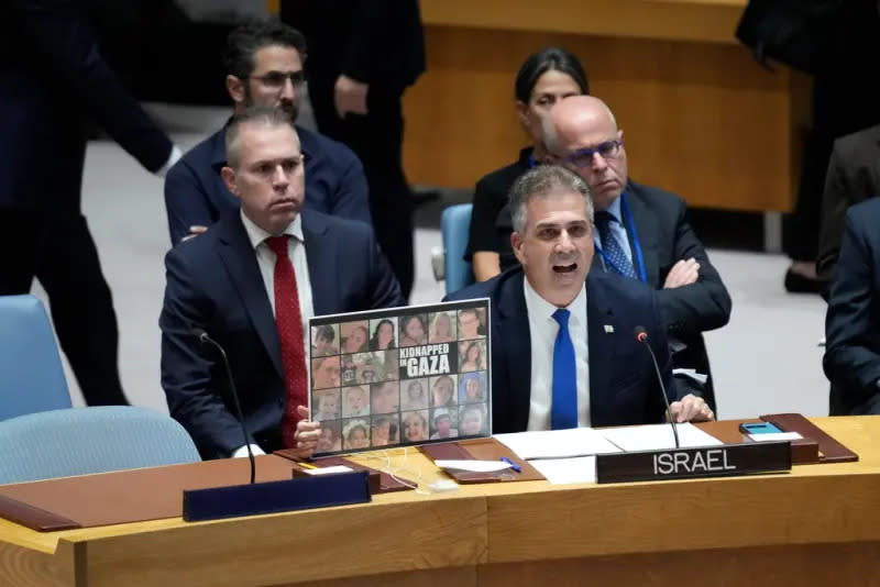 ▲以色列外交部長柯恩舉著被哈馬斯綁架的兒童照片，質疑古特瑞斯生活在哪個世界。（圖／美聯社／達志影像）