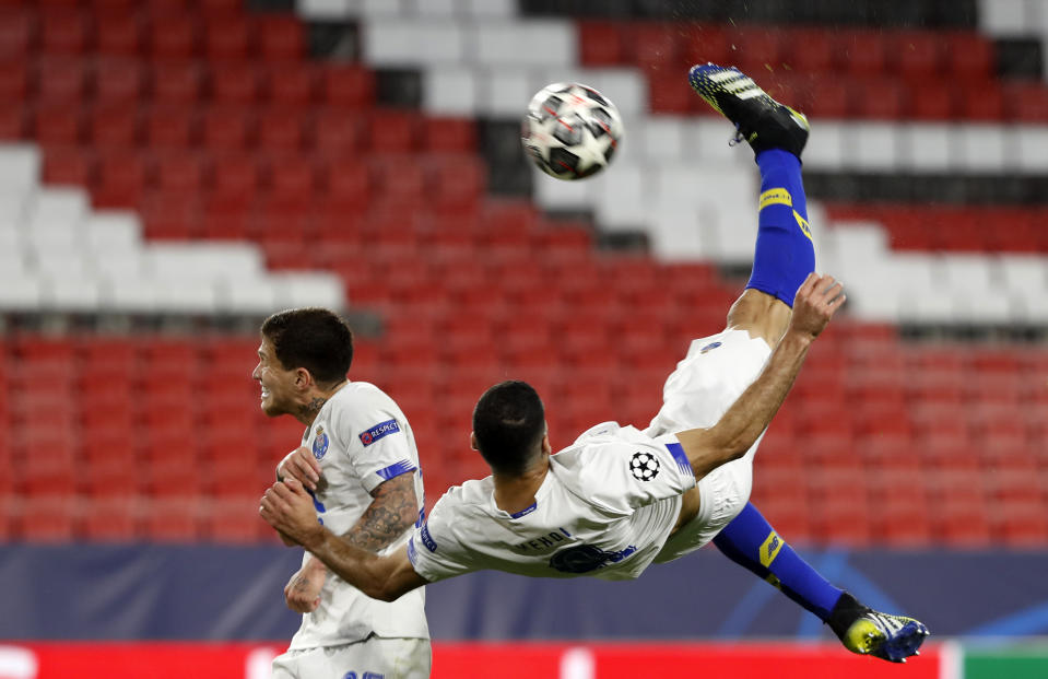 Mehdi Taremi anota de chilena el único gol del partido de vuelta de los cuartos de final de la Liga de Campeones, entre el Porto y el Chelsea, disputado el martes 13 de abril de 2021 en Sevilla (AP Foto/Ángel Fernández)