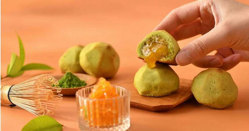 三統推出中秋限定口味「抹茶柚子流心酥。（依組合不同價格不同，圖／三統漢菓子提供）