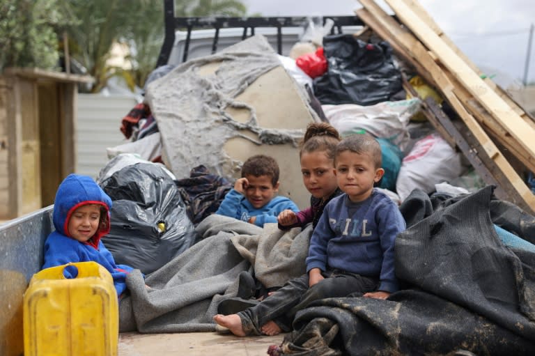 Desplazados palestinos en Rafah, en el sur de la Franja de Gaza, se preparan para huir tras una orden de evacuación del ejército israelí, el 6 de mayo de 2024 (-)