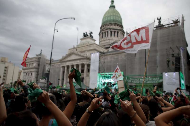 阿根廷墮胎合法化：支持者在國會外歡呼（AP）