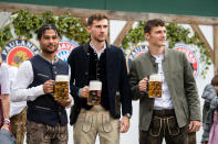 Fesches Männertrio: Serge Gnabry, Leon Goretzka und Benjamin Pavard sind der beste Beweis dafür, dass Lederhosen einfach jedem stehen. (Bild: dpa)