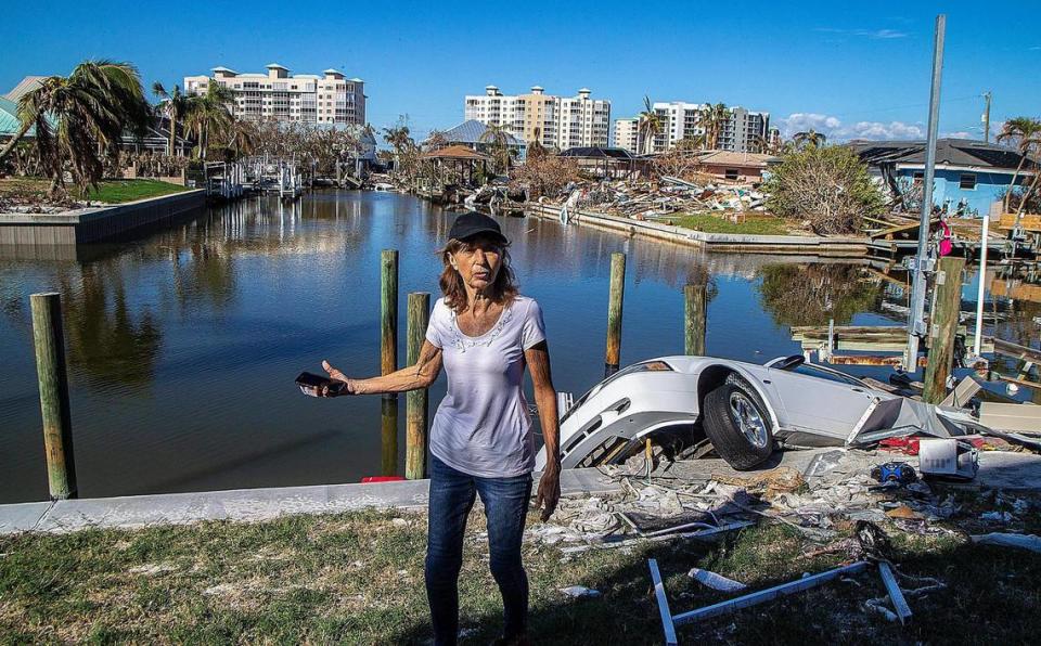 JoAnn Knobloch, residente de Fort Myers Beach, junto a su Ford Mustang de 2003 que cuelga del malecón detrás de su casa en Estero Boulevard el miércoles 26 de octubre de 2022. El marido de Knobloch se ahogó en la marea ciclónica del huracán Ian un mes antes.