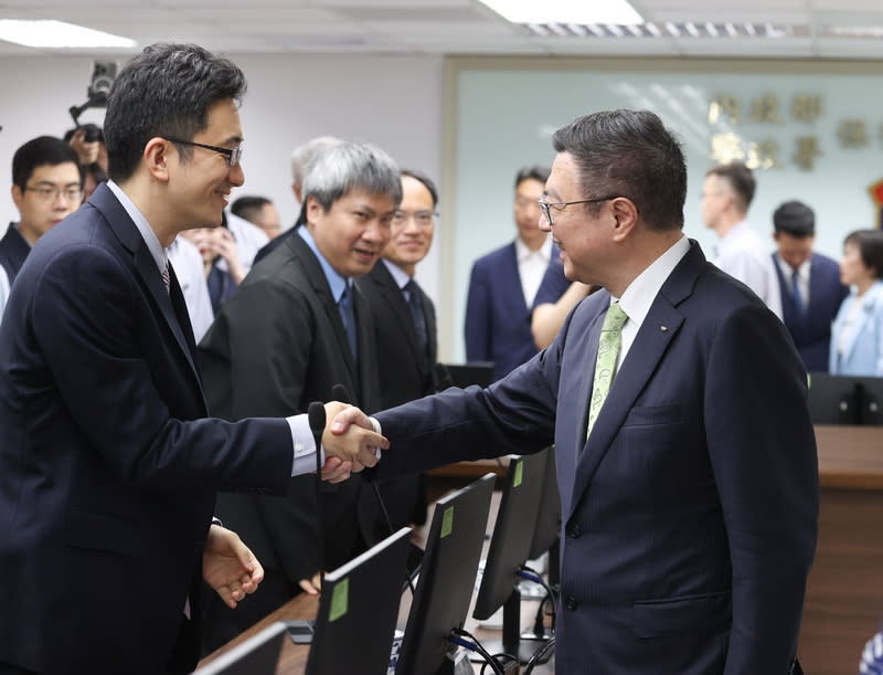 卓榮泰慰勉打詐團隊 行政院長卓榮泰（前右）24日上午赴內政部警政署保 安警察第一總隊行政大樓視察「165反詐騙諮詢專 線」運作情形，慰勉打詐團隊的努力與辛勞，並和與 會人員握手致意。 中央社記者謝佳璋攝  113年5月24日 