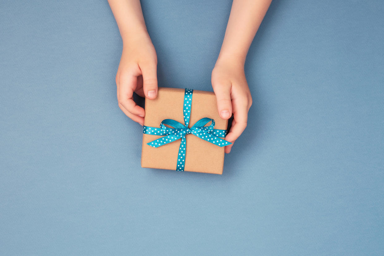 Should kids be expected to give gifts? Here's how they can participate around the holidays. (Photo: Getty)