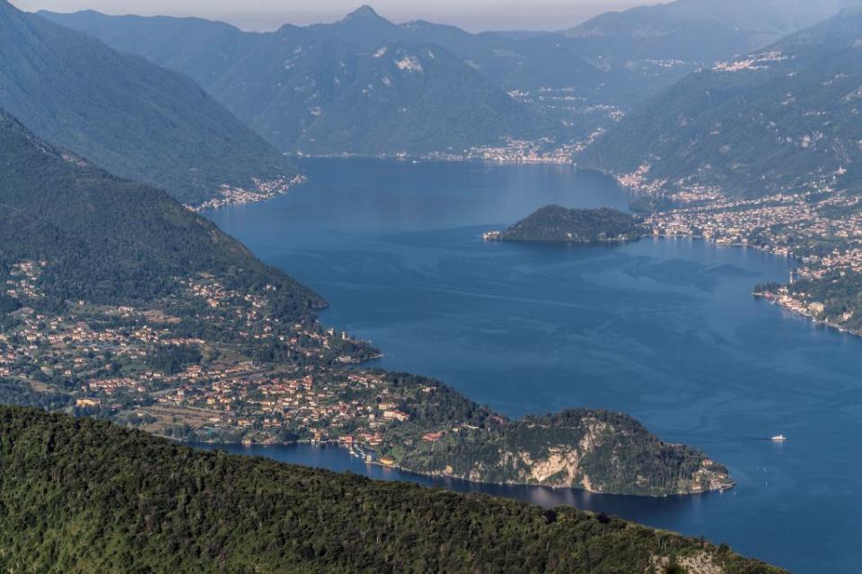 <p>Sul Lago di Como i paesini come Esino Lario sono diversi, e tutti dipendono più o meno dal turismo estivo, sfavoriti anche da una rete stradale antica e logora, nonché insufficiente. (foto: Getty) </p>