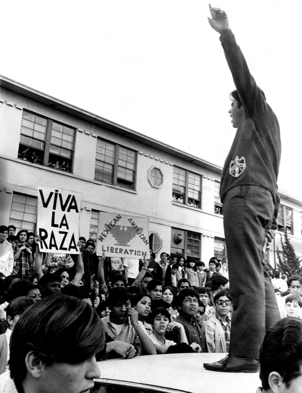 Freddie Resendez rallies students at Lincoln High School in 1968. (Los Angeles Times)