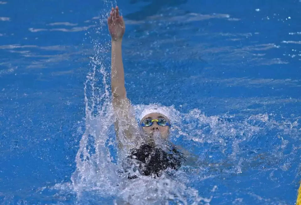 13歲國一生神童林芷妍100仰泳破全紀錄。臺北市政府教育局提供