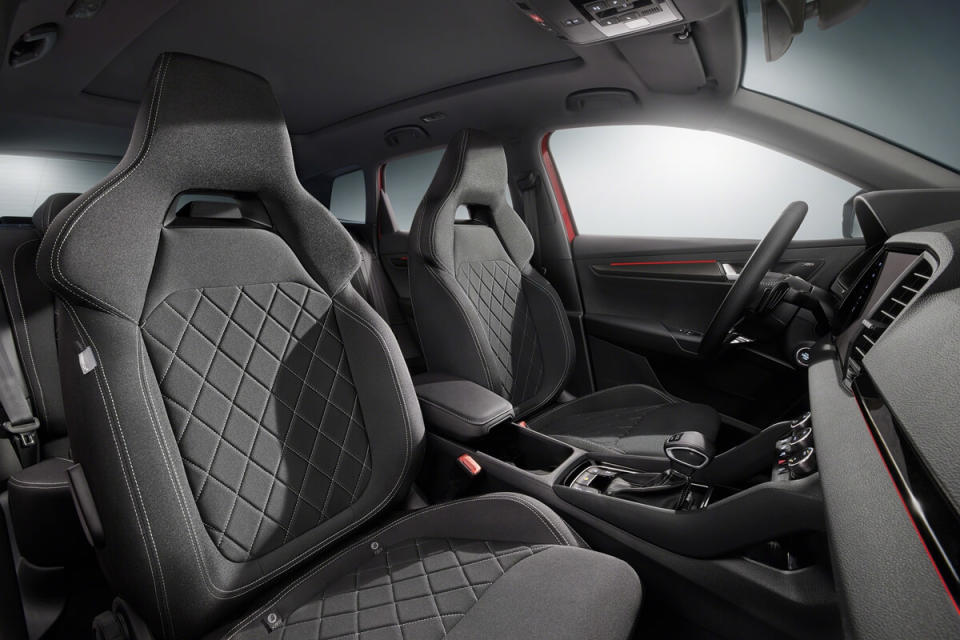 Karoq_Sportline_seats_front.jpg