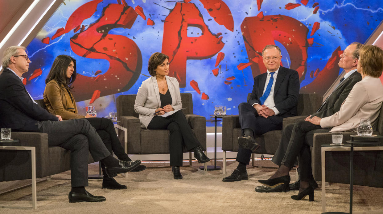 Zu Gast bei Maischberger: Journalist Wolfgang Herles, Serap Güler (CDU), Stephan Weil (SPD), Rudolf Dreßler (SPD) und ARD-Moderatorin Christiane Meier (v.l.) (Bild: WDR/Max Kohr)