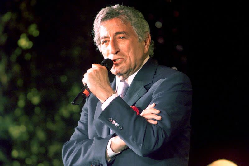 TONY BENNETT PERFORMS AT SOCIETY OF SINGERS DINNER.