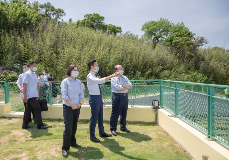 ▲總統蔡英文前往新竹華德福幼兒園視察，新竹市長林智堅、立法院民進黨團總召柯建銘陪同。（圖／總統府提供）