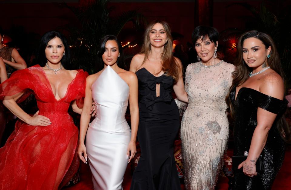  Lauren Sánchez, Kim Kardashian, Sofía Vergara, Kris Jenner, and Demi Lovato attend the 2024 Vanity Fair Oscar Party Hosted By Radhika Jones at Wallis Annenberg Center for the Performing Arts on March 10, 2024 in Beverly Hills, California. 