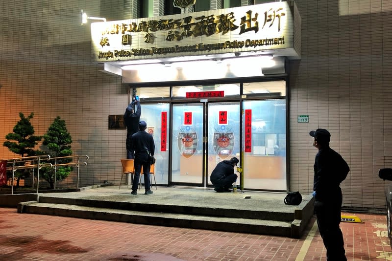 桃園警匪槍戰1警傷 嫌犯疑遭查緝槍炮案不滿犯案 桃園市23日晚間發生警匪槍戰。桃園市警局桃園分局 分局長吳明彥24日凌晨表示，桃園區景福派出所遭不 明人士開槍襲擊，經勤指中心通報攔截圍捕，於永安 路攔查時，埔子派出所蔡姓員警遭歹徒槍擊左肩受 傷，桃園分局最終將楊男緝捕歸案並起出2把手槍、1 把衝鋒槍。 中央社記者吳睿騏桃園攝  113年3月24日