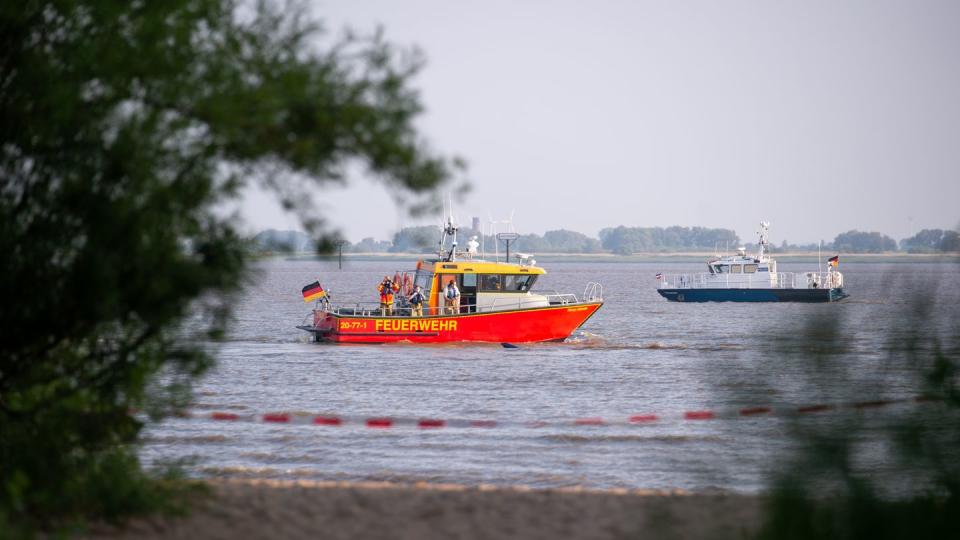 In der Elbe bei Kollmar (Kreis Steinburg) suchen Einsatzkräfte nach einem siebenjährigen Mädchen, das dort baden gegangen war.