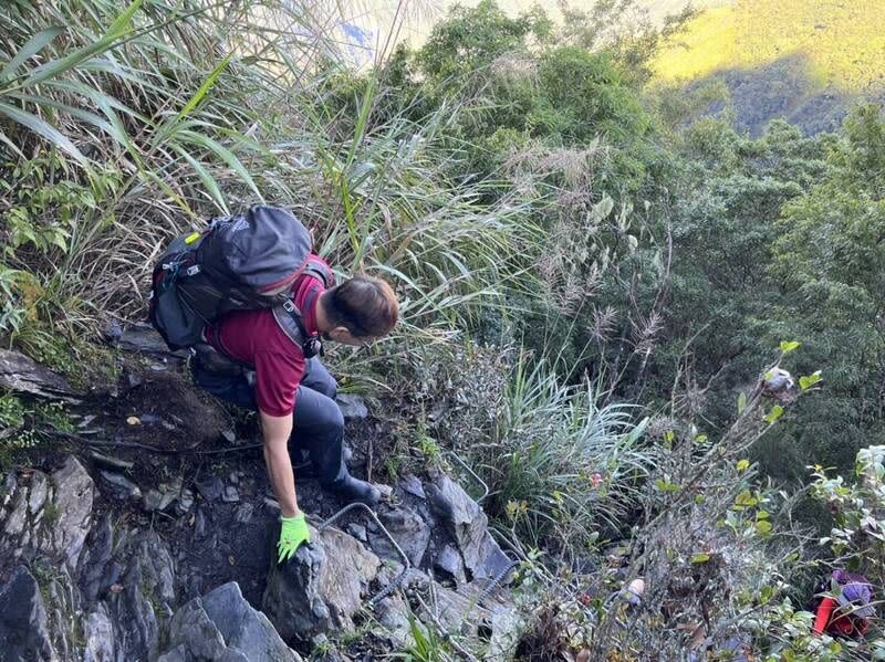 蔡姓男子自稱有單攻北大武山經驗，不過卻因體力不支請求救援，經屏東消防局及檜谷山莊兩方救援順利下山。（消防局提供）