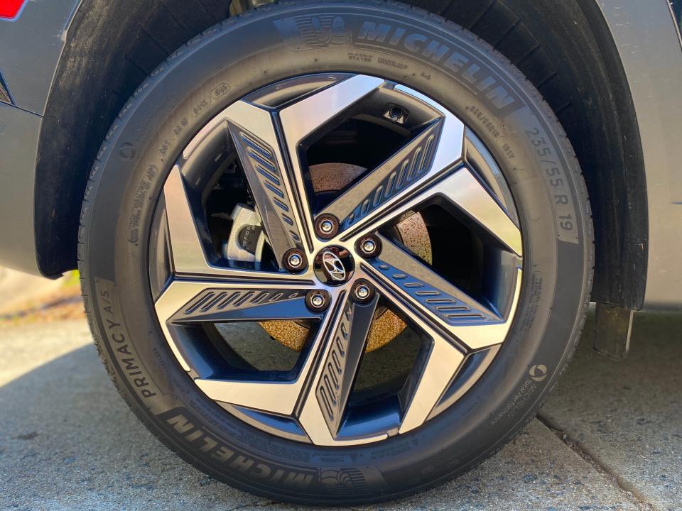 The 2024 Hyundai Tucson Hybrid SUV's optional 19-inch wheels.