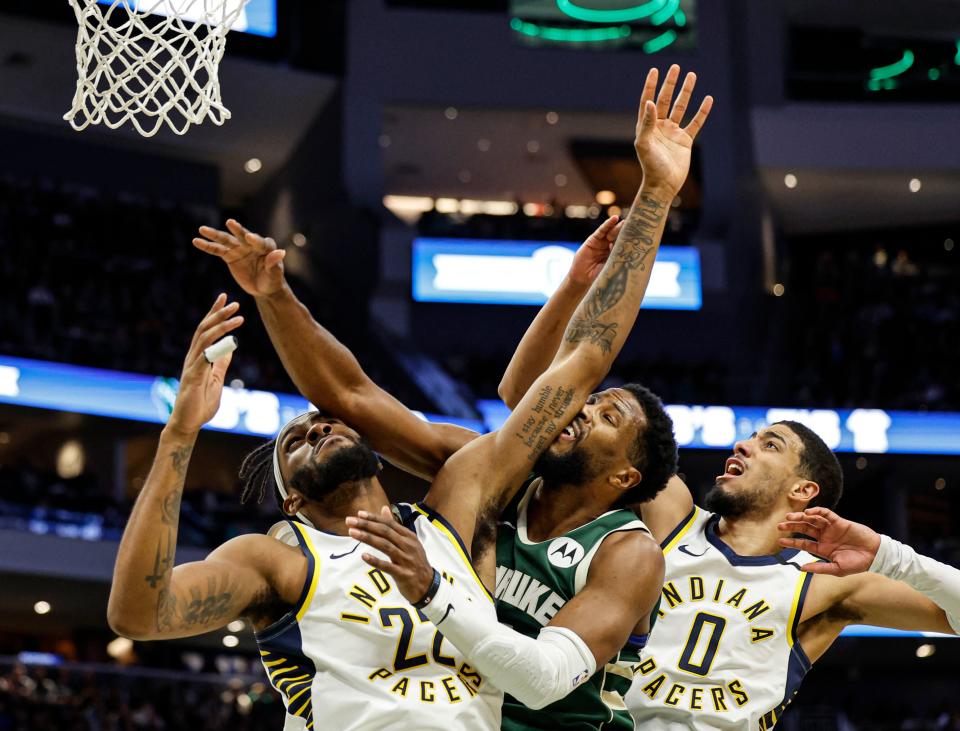 Indiana Pacers' Isaiah Jackson, left fights for a rebound with Milwaukee Bucks' Malik Beasley during the first half of an NBA basketball game, Monday, Jan. 1, 2024, in Milwaukee. (AP Photo/Jeffrey Phelps)