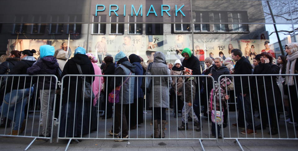 Bei Primark-Eröffnungen wie hier auf der Frankfurter Zeil bilden sich oft lange Schlangen. (Bild: ddp Images)