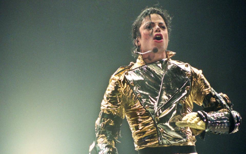 Er war der erfolgreichste Entertainer aller Zeiten: Michael Jackson, der 1958 als drittjüngstes von insgesamt neun Geschwistern in Gary, Indiana, das Licht der Welt erblickte. Seine Karriere begann der spätere Weltstar im Kreise seiner Brüder - als Teil der Jackson Five. (Bild: Phil Walter / Getty Images)