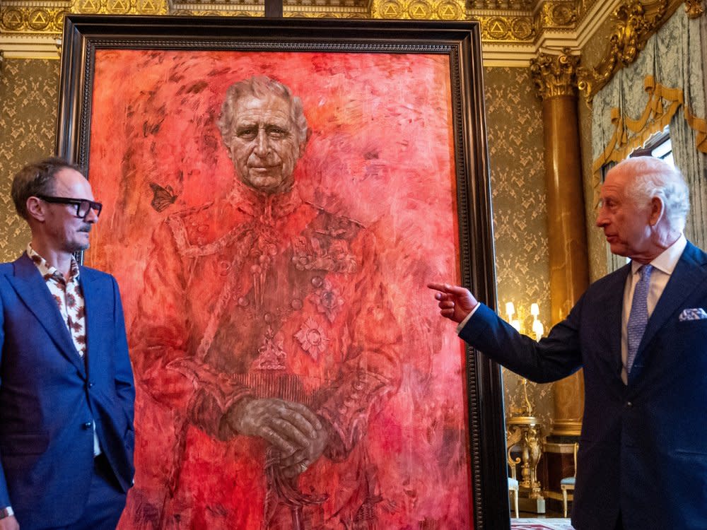 König Charles III. bei der Enthüllung seines Porträts des Künstlers Jonathan Yeo (l.) im Mai. (Bild: Getty Images/WPA Pool)