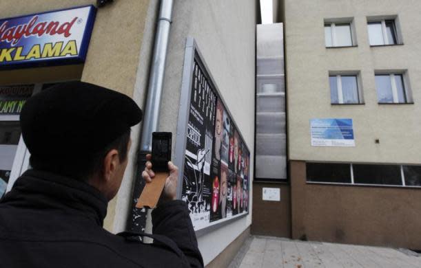 Un hombre toma una foto de<b> uno de los edificios más estrechos que existen en el mundo</b>, en Varsovia, Polonia. La construcción tiene apenas 92 centímetros de ancho. (REUTERS/Kacper Pempel).