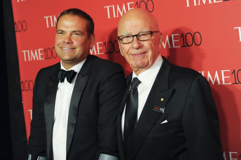 Lachlan Murdoch, a la izquierda, y Rupert Murdoch asisten a la gala TIME 100 en Nueva York el 21 de abril de 2015. El magnate de los medios de comunicación Rupert Murdoch dejará la presidencia de News Corp. y Fox Corp.