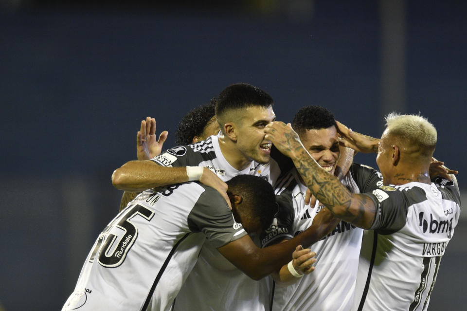 Paulinho (segundo de derecha a izquierda), del Atlético Mineiro, festeja con sus compañeros tras abrir el marcador ante Rosario Central, durante un partido de la Copa Libertadores, disputado el martes 7 de mayo de 2024 (AP Foto/Gustavo Garello)